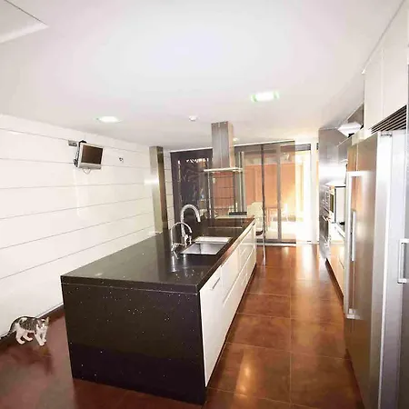 Levante Blueline 6 Bd Apartment *